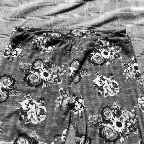 Grey rose leggings - Picture 2 of 5